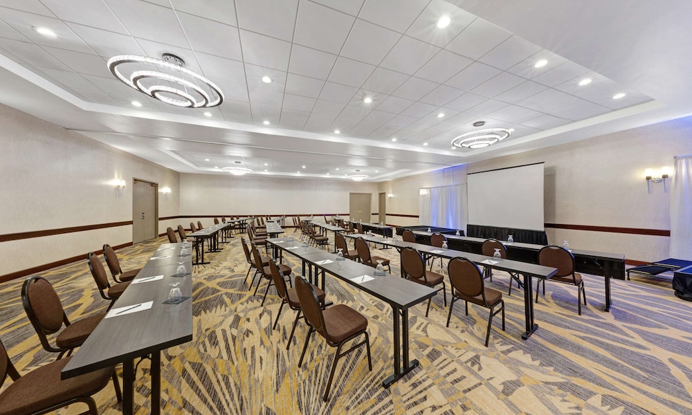 Embassy Suites by Hilton Milwaukee Brookfield - photo 82