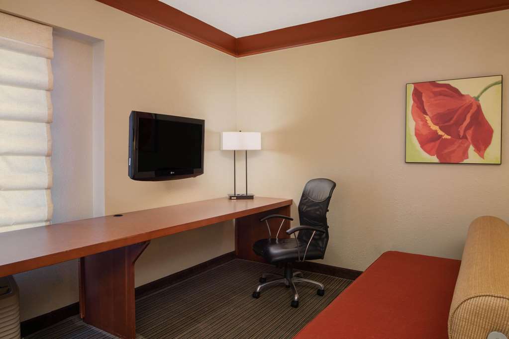 La Quinta Inn & Suites by Wyndham Atlanta Ballpark Galleria - photo 24