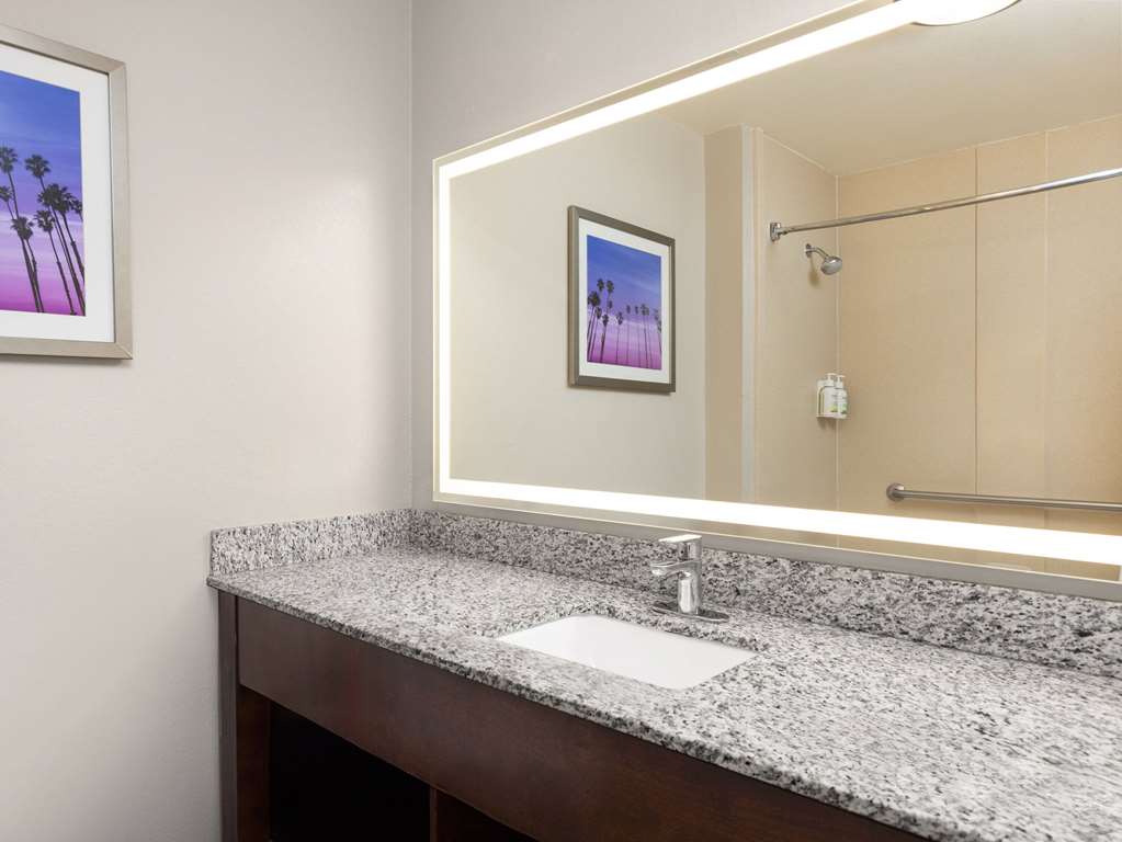 La Quinta Inn & Suites by Wyndham Santa Clarita Valencia - photo 25
