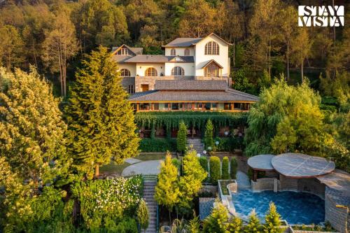 StayVista at Sylvana Villas with Lawn BBQ and Jacuzzi — 5-Star Luxury Hotel in Kasauli, India