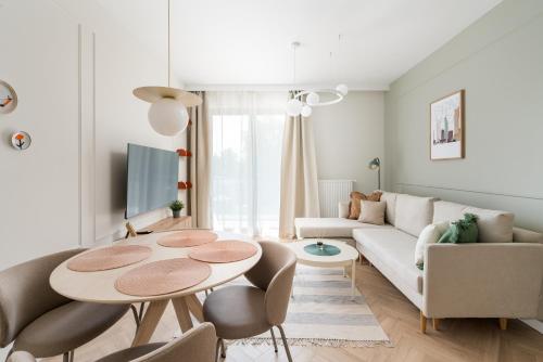 Malinova Leaf Apartment by BookingHost — 4-Star Luxury Hotel in Warsaw, Poland