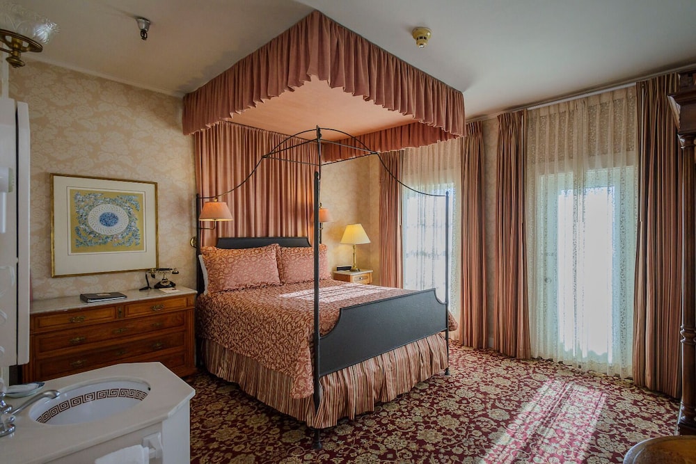 The Mendocino Hotel and Garden Suites - photo 7