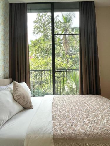 Phrom Phong Top 1BD pool gym park and mall BTS