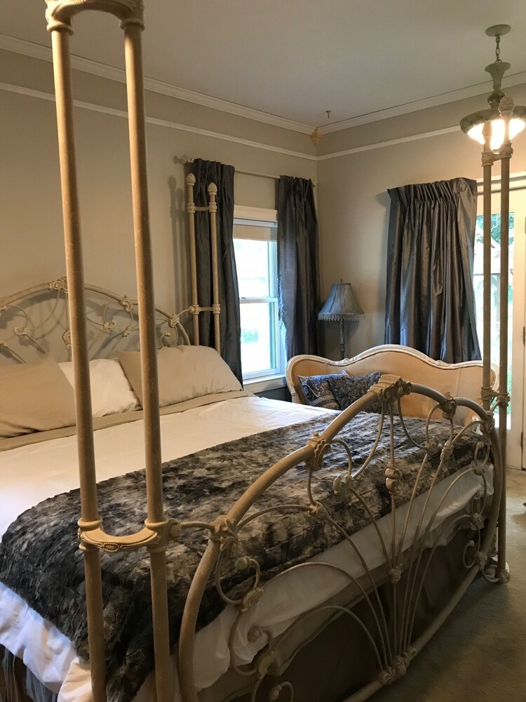 Iron Amethyst Inn Boutique Hotel - photo 12