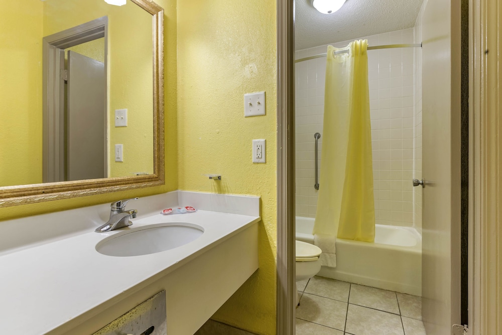 Econo Lodge Douglas - photo 24