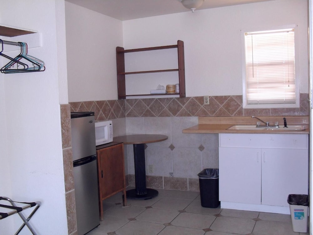 Budget Inn Boron - photo 8