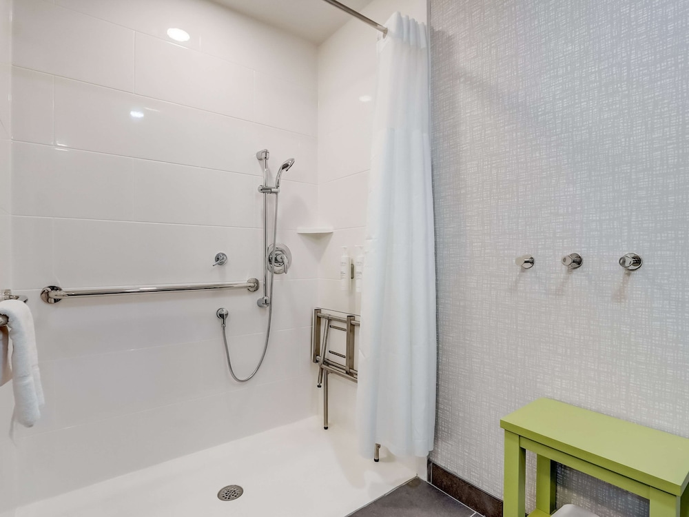 Hampton Inn and Suites by Hilton Cincinnati Midtown Rookwood - photo 56