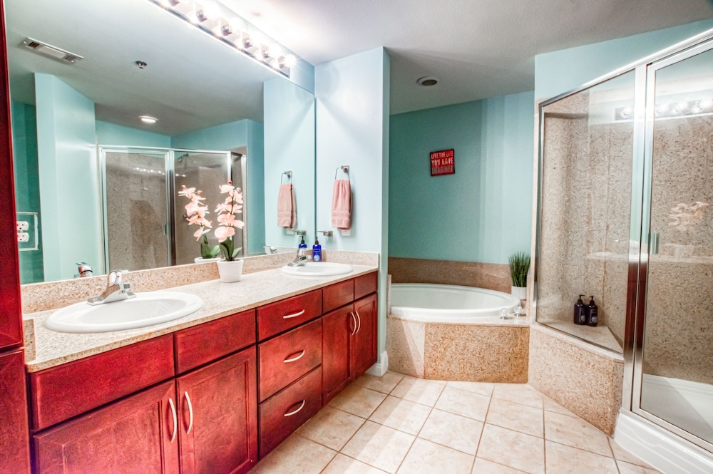 Laketown Wharf Resort by Aneliya's Rentals - photo 748