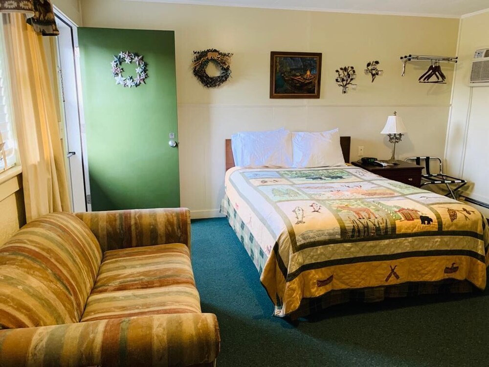 Carroll Motel & Cottages - photo 42