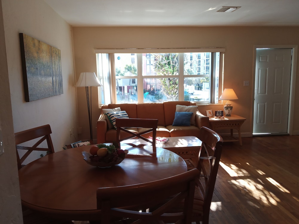 Swashbuckler Motel - photo 8