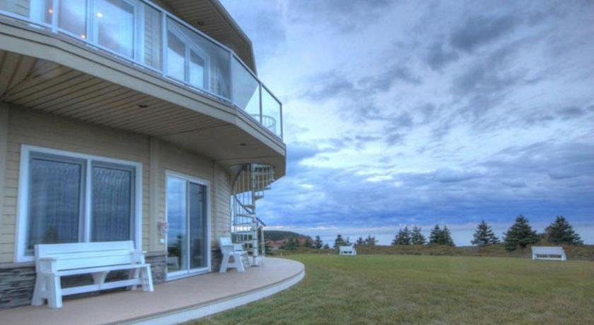 Around the Sea Cana da's Rotating House Suites & Tours — 4-Star Luxury Hotel in Charlottetown, Canada