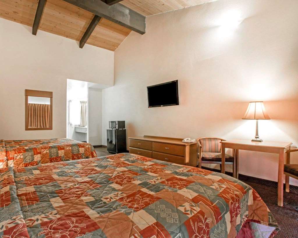 Rodeway Inn Fallbrook Downtown - photo 11