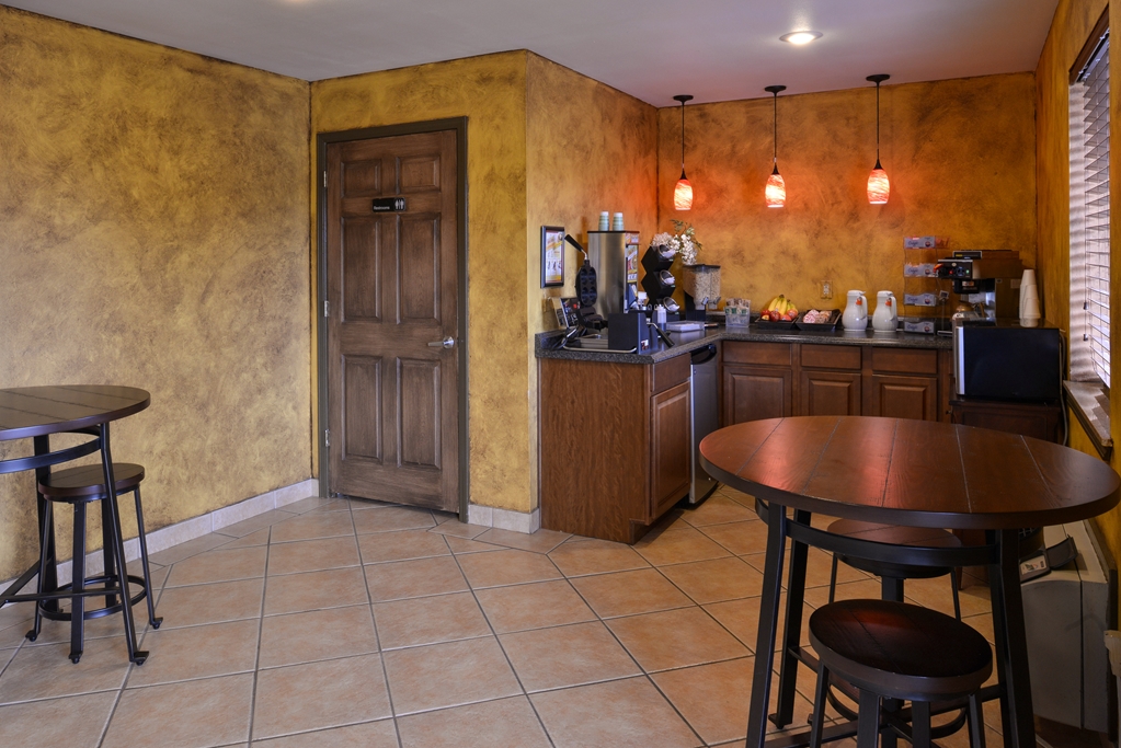 Americas Best Value Inn & Suites University Ave - photo 19