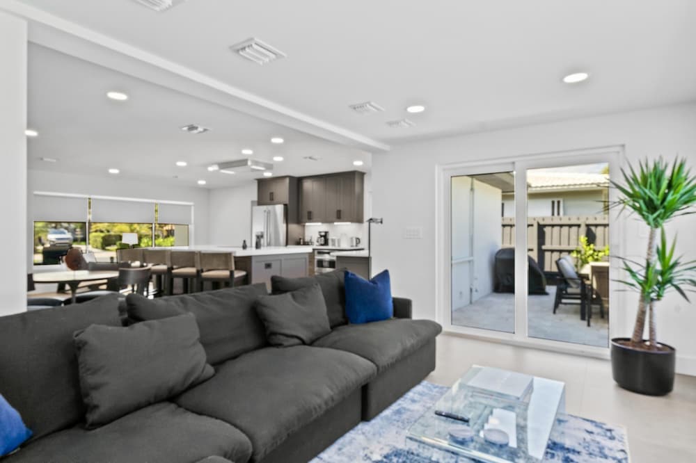 Stunning Poolside Luxury Retreat - photo 15