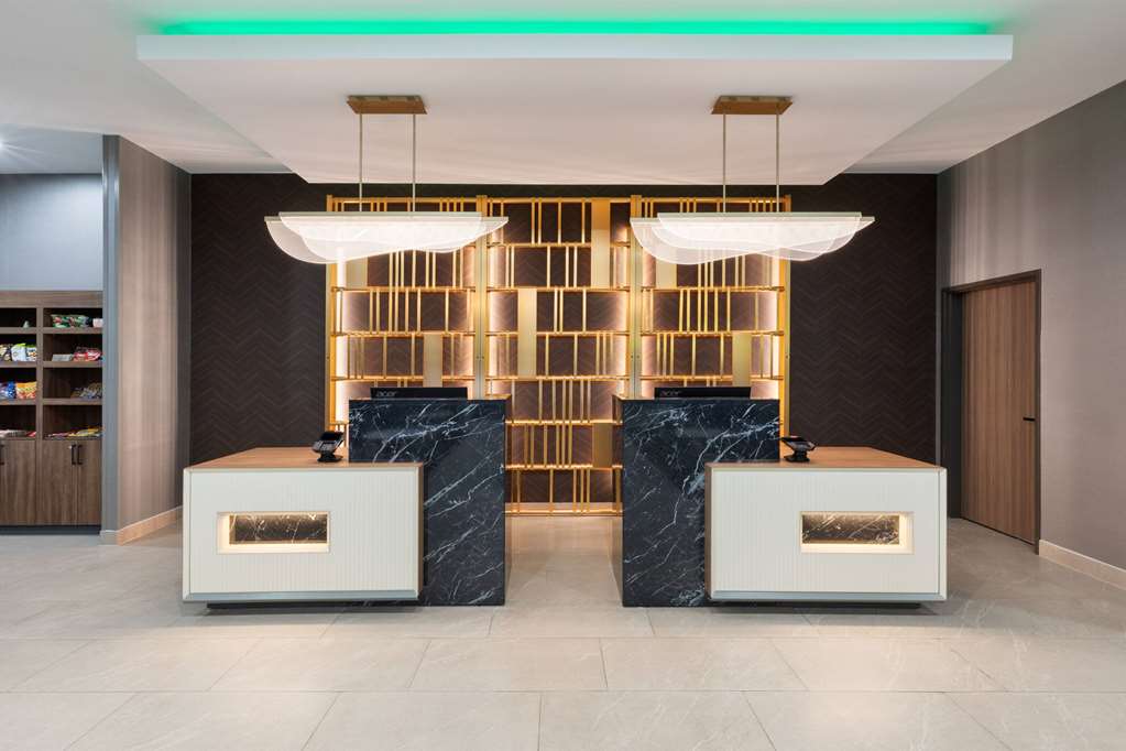 La Quinta Inn & Suites by Wyndham San Antonio at the RIM - photo 4