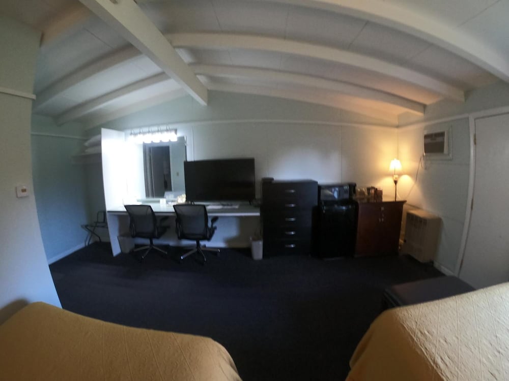 Copper Lantern Motor Lodge - photo 24