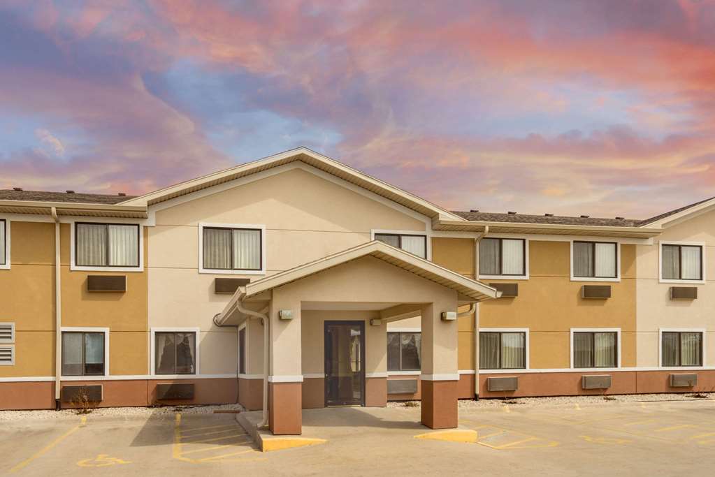 Super 8 by Wyndham Fond Du Lac - featured photo