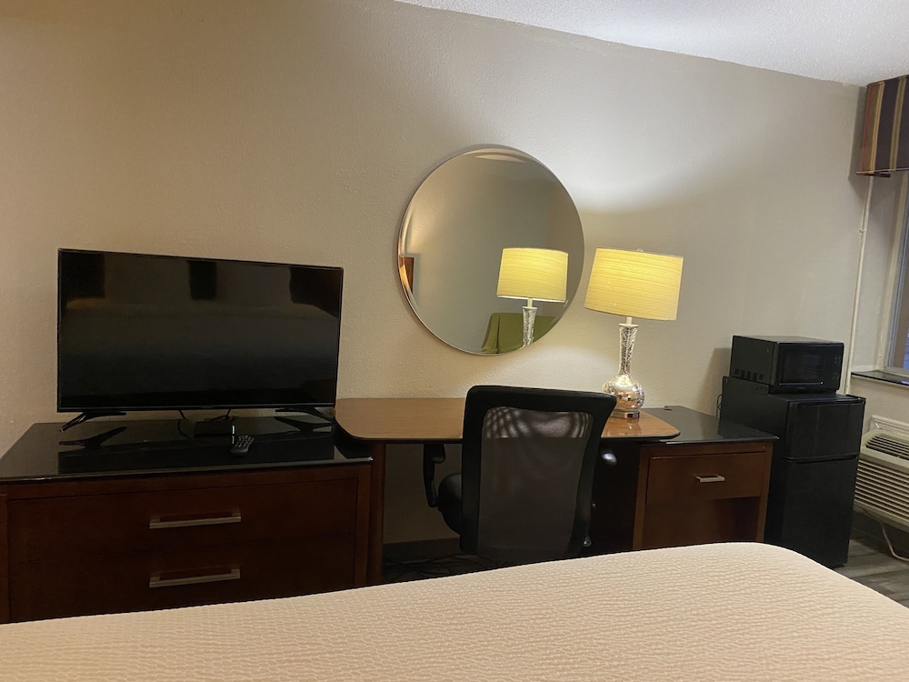Executive Inn & Suites - photo 16