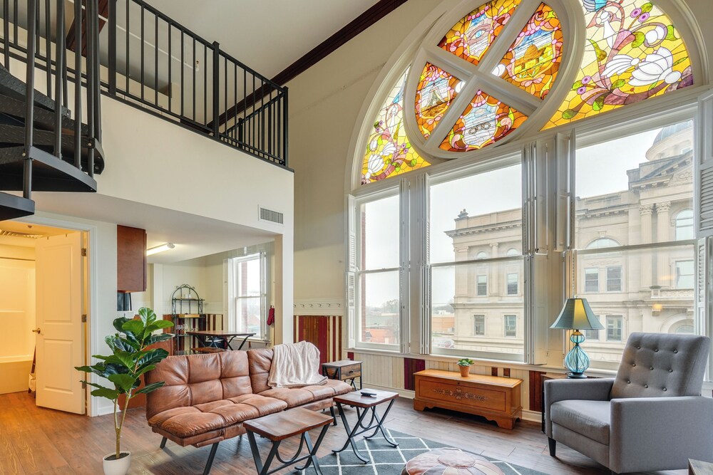 Unique & Stylish Studio Loft in Huntington — 4-Star Luxury Hotel in Huntington, United States