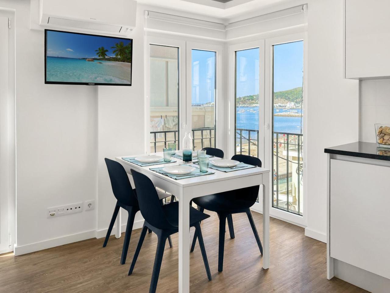 Sea View Apartment Steps from the Beach Sesimbra — 4-Star Luxury Hotel in Sesimbra, Portugal