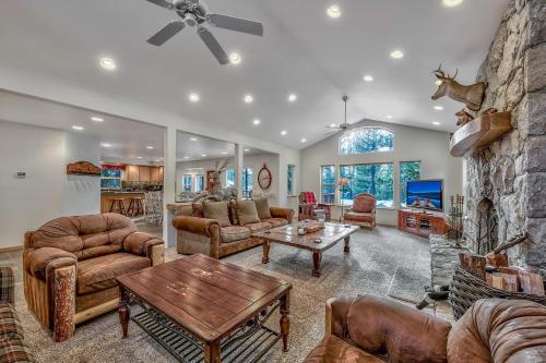 Black Bear Villa large 4 BR 4 BA hot tub game room — 4-Star Luxury Hotel in South Lake Tahoe, United States