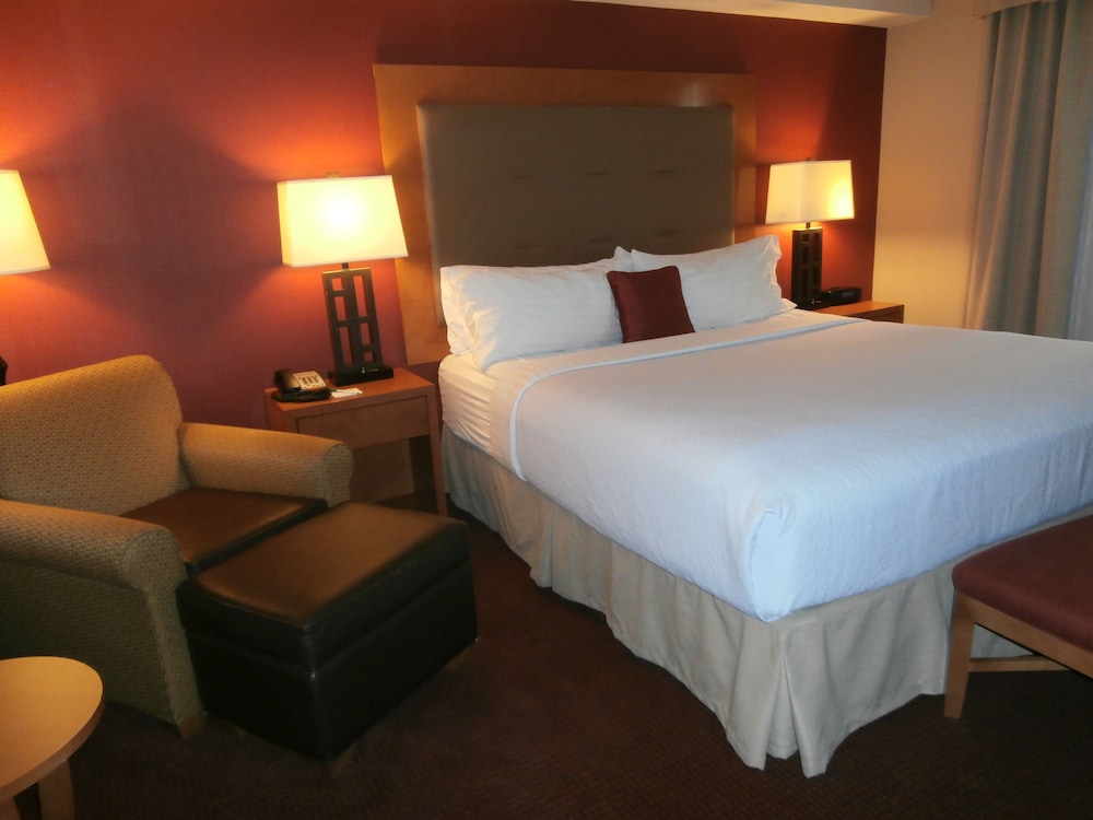 Holiday Inn & Suites Oakland Airport by IHG - photo 2