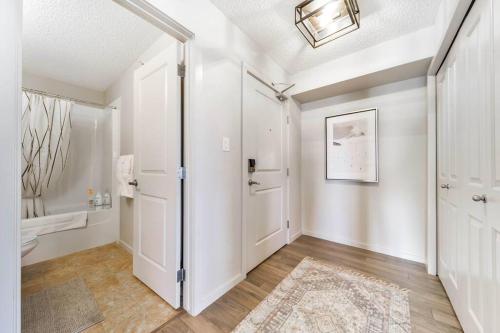 Bright Luxe Condo AC Top Floor King Bed Balcony — Edmonton — photo 4