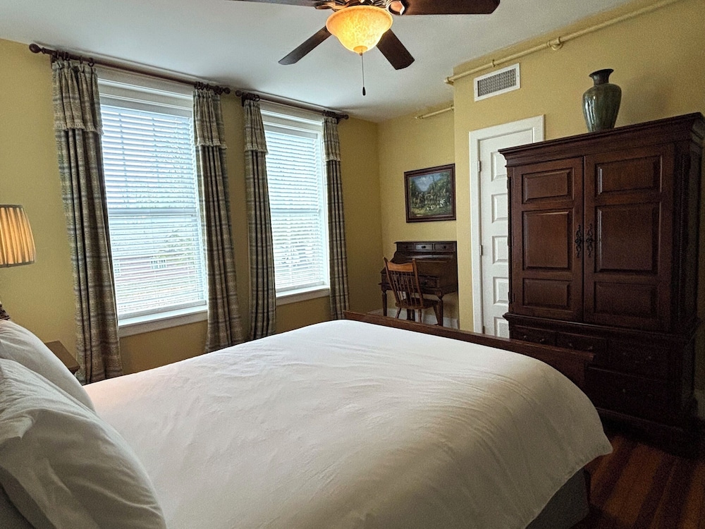Grand Lux Inn - photo 15