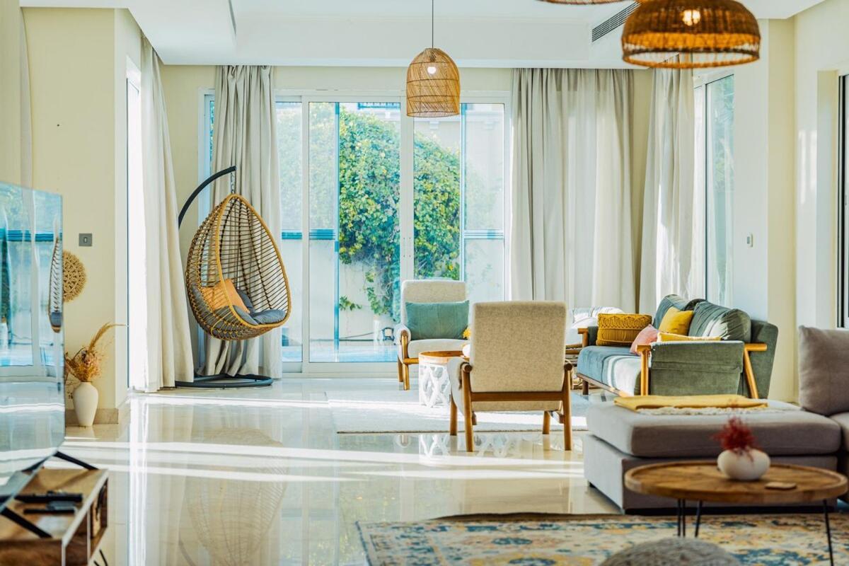 Stunning 4BR Jumeira Park Villa With Pool and Jacuzzi — 5-Star Luxury Hotel in Dubai, United Arab Emirates