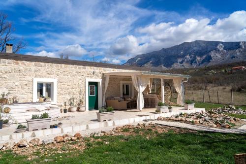 Stone House With Jacuzzi DINARA — 4-Star Luxury Hotel in Kijevo, Croatia