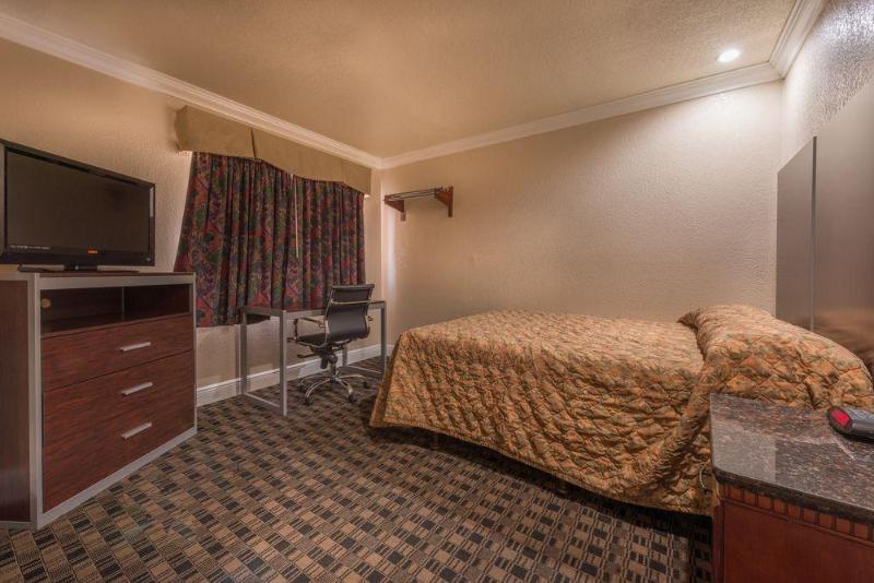 Edgewater Inn Reedley - photo 12