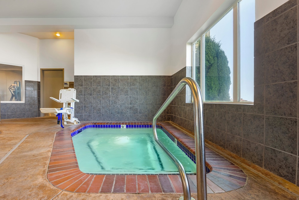 Holiday Inn Express & Suites Astoria by IHG - photo 39