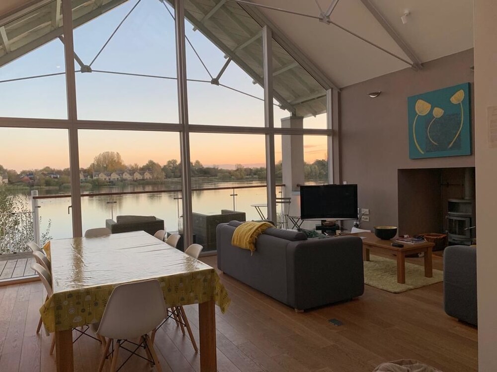 Chehondo Clearwater: Luxury Lakeside Cottage — 4-Star Luxury Hotel in Cirencester, United Kingdom