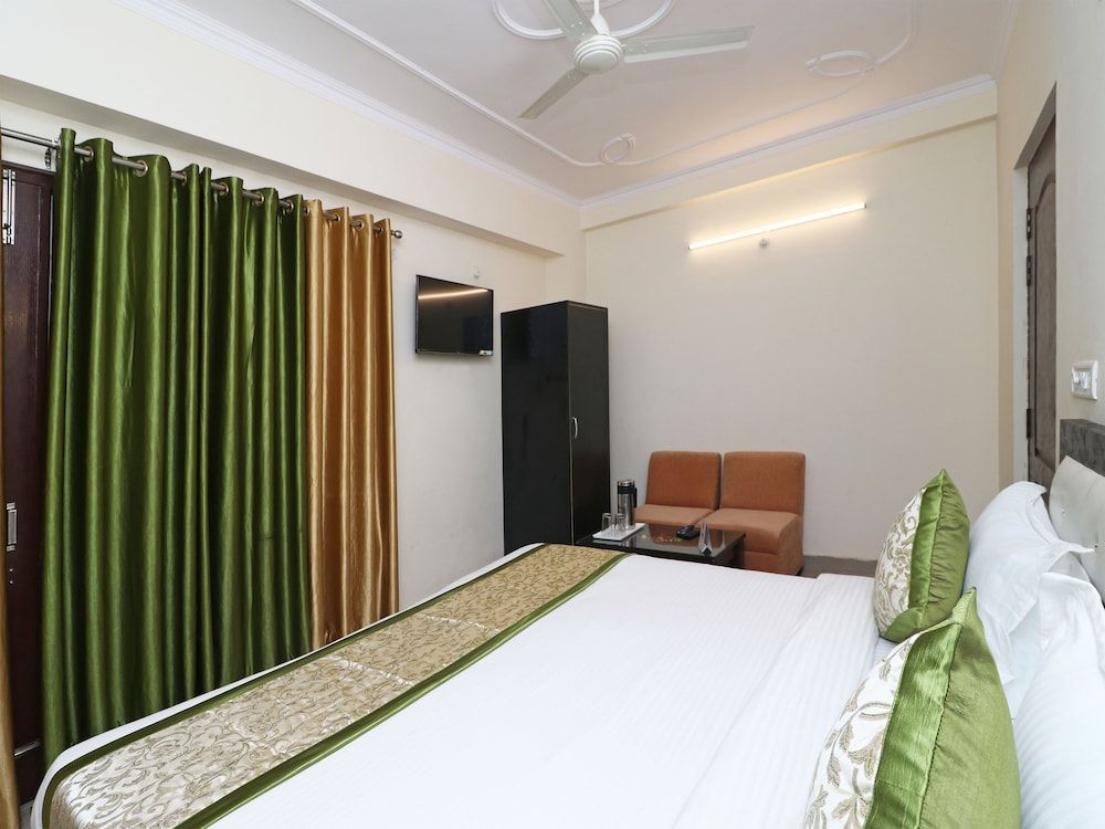 Oyo 18375 Jd Palace - last minute hotel in Lucknow