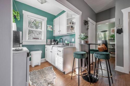 Jungle Themed Apt. Close to Coffee Food Shops — 4-Star Luxury Hotel in Tampa, United States