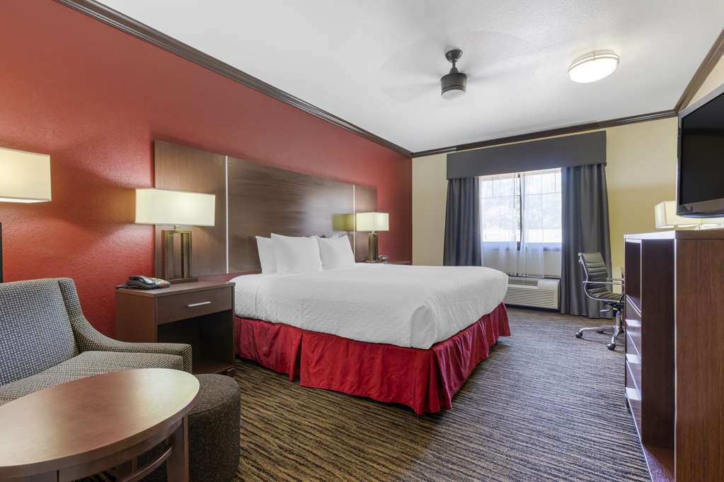 Best Western Plus Classic Inn & Suites - photo 2