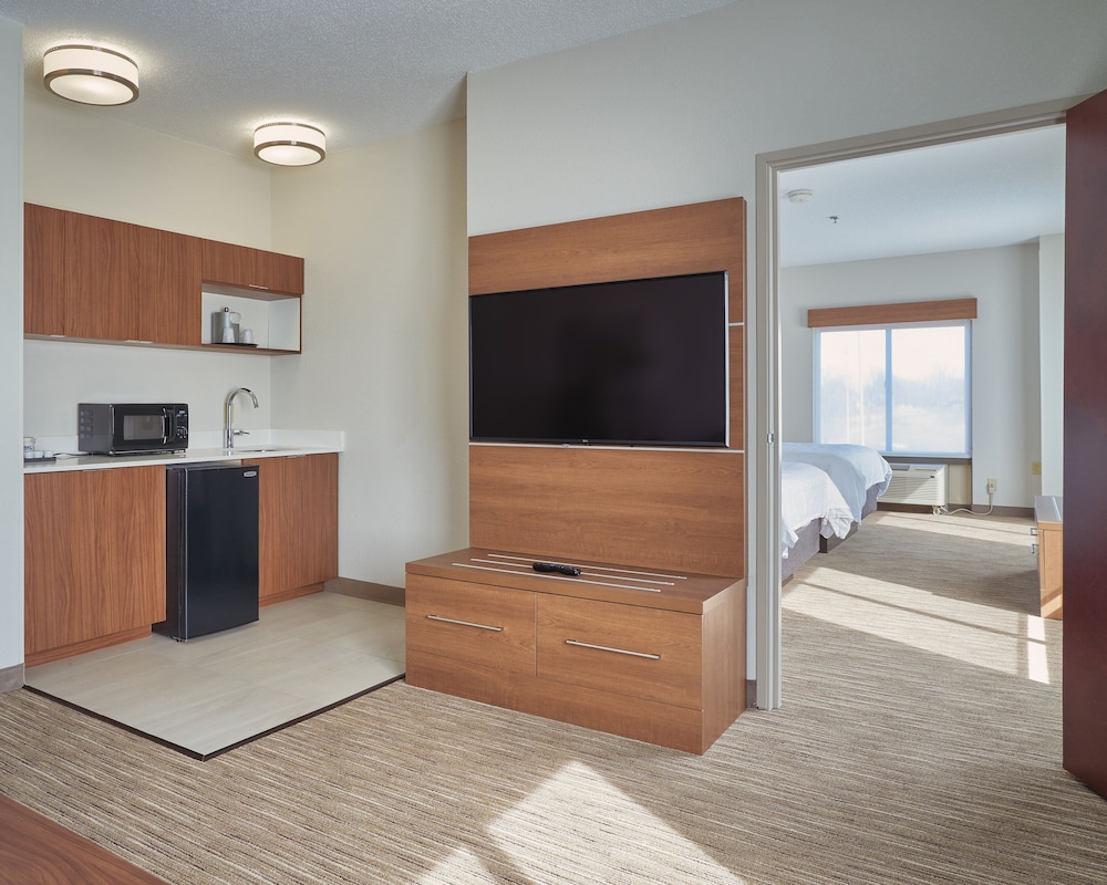 Holiday Inn Express & Suites Akron Regional Airport Area - photo 7
