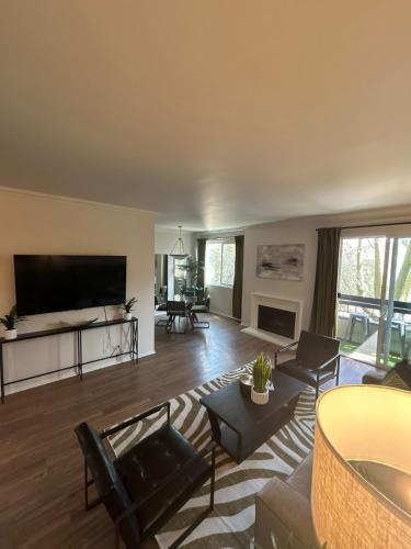 Beverly Hills Midle City 1 br Apt with Parking 202 — 4-Star Luxury Hotel in Los Angeles, United States