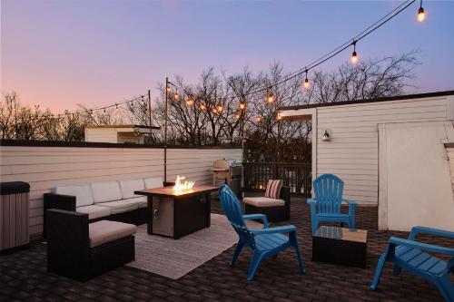 3 Bed with Rooftop Firepit Game Room And Garage Perfect for Groups with Ping Pong Karaoke Axe Throwing Shuffleboard 10 Mins To Broadway 5 Mins To Five Points Perfect for Bachelors Or Bachelorettes 24 Hr Hospitality Summary — 4-Star Luxury Hotel in Nashville, United States