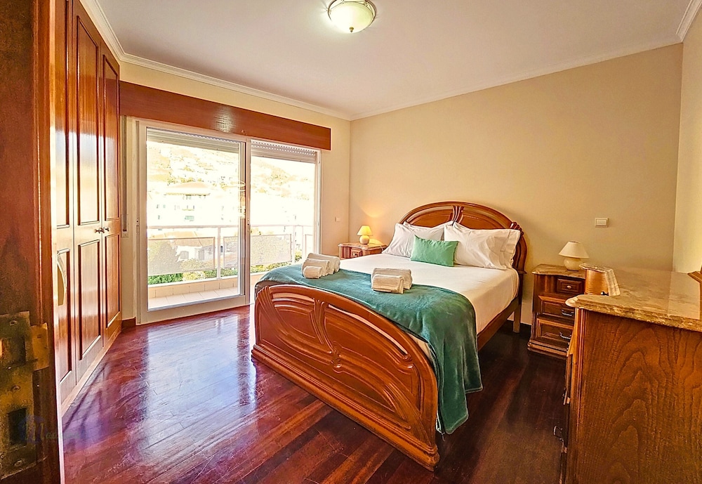 Caniço Center Apartment — 4-Star Luxury Hotel in Santa Cruz, Portugal