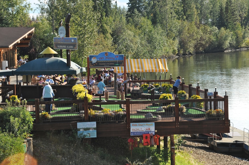 Pike's Waterfront Lodge - photo 25