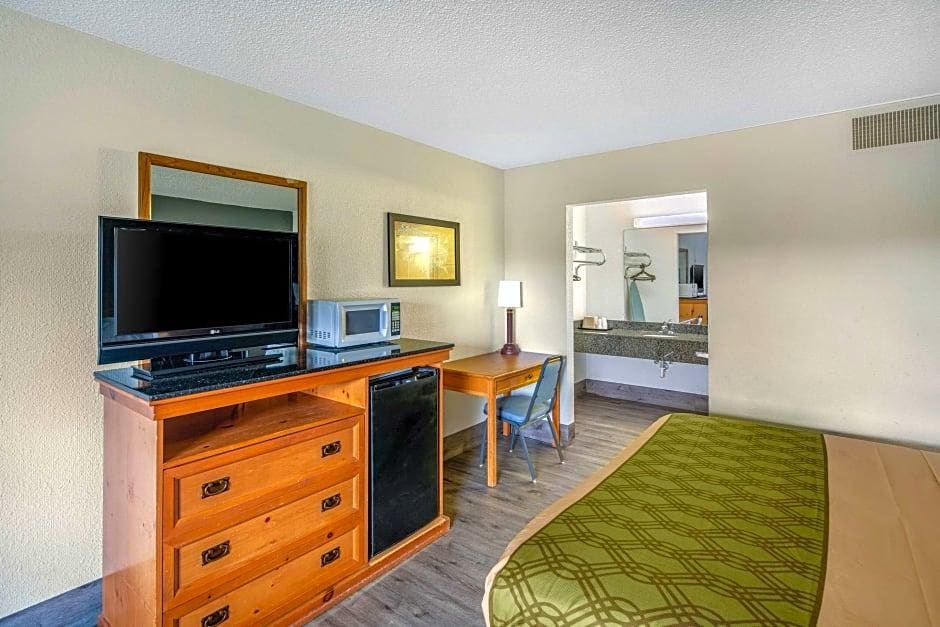 Econo Lodge Inn & Suites Spokane - photo 13