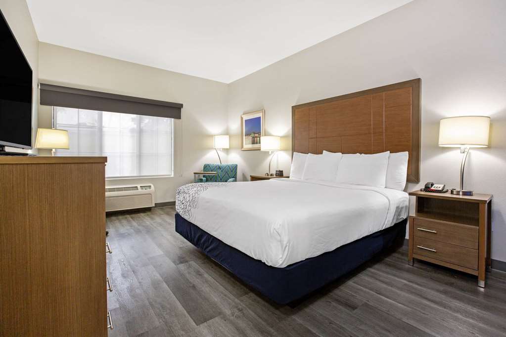 La Quinta Inn & Suites by Wyndham NE Long Beach Cypress - photo 16