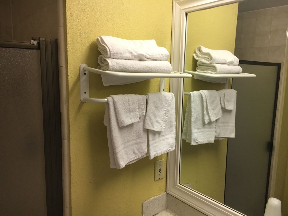 Bellflower Travel Inn - photo 45