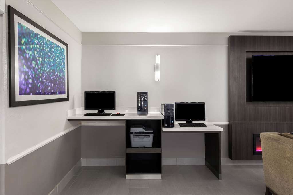 La Quinta Inn & Suites by Wyndham Port Lavaca - photo 34