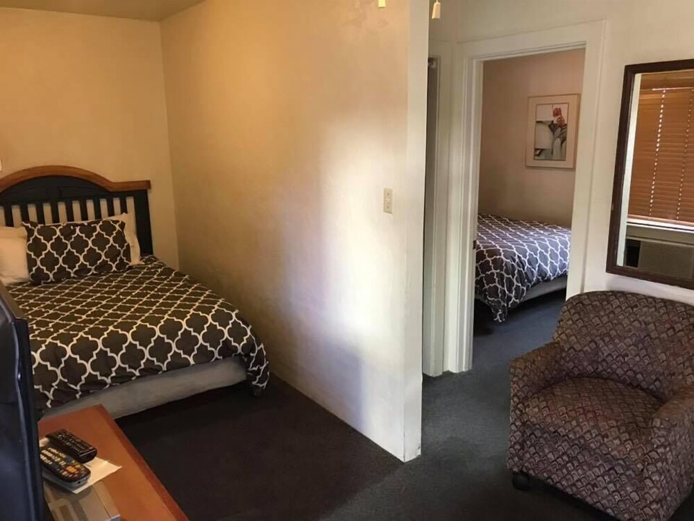 The Manor Motel - photo 23
