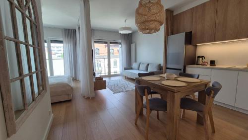 Luxurious Cinnamon Apartment self check in 24h free parking air conditioning — 4-Star Luxury Hotel in Poznan, Poland