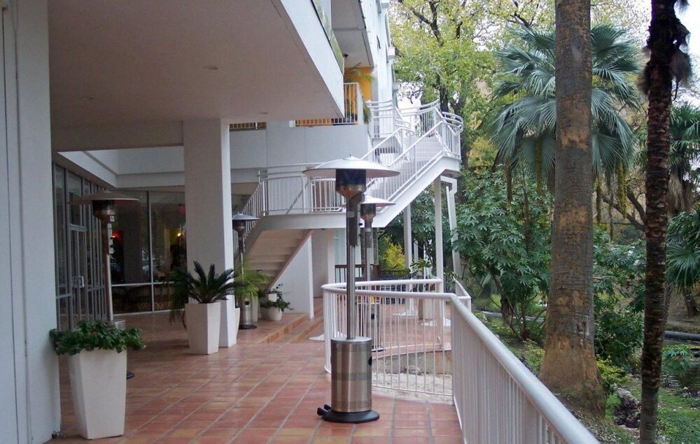 El Tropicano Riverwalk Hotel - photo 36