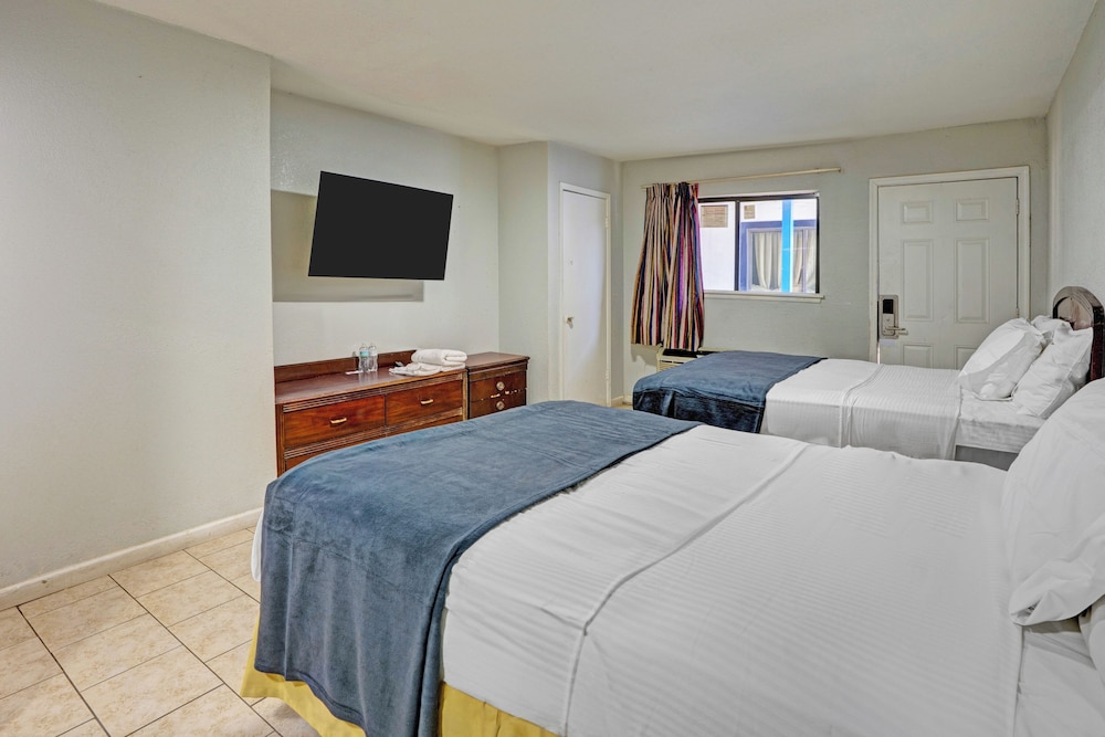 Super 7 Inn By OYO San Antonio NW Medical Center - photo 19