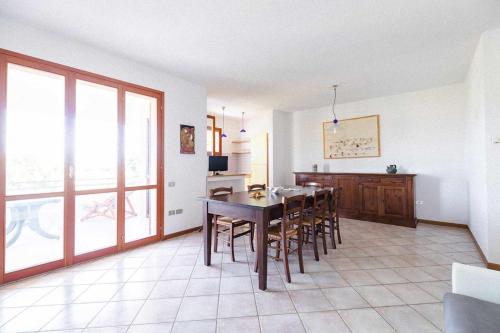 R08 Ampio trilocale con terrazzo panoramico — 4-Star Luxury Hotel in Marcelli, Italy